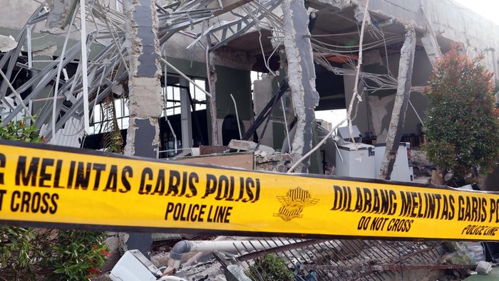 Ledakan memporak-porandakan lapangan padel di Desa Ciangsana, Kecamatan Gunungputri, Kabupaten Bogor. (ANTARA FOTO/Yulius Satria Wijaya)