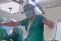 Foto: Tangkapan layar video seorang perawat berjoget di ruang operasi saat proses bedah berlangsung. (dok. media sosial)