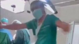 Foto: Tangkapan layar video seorang perawat berjoget di ruang operasi saat proses bedah berlangsung. (dok. media sosial)