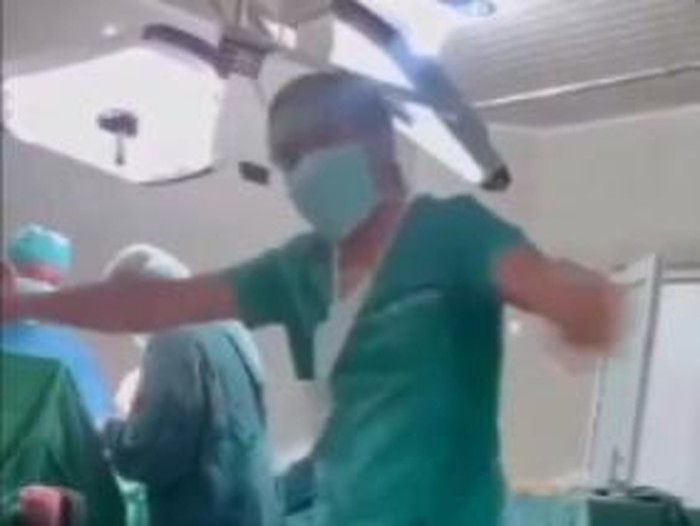 Foto: Tangkapan layar video seorang perawat berjoget di ruang operasi saat proses bedah berlangsung. (dok. media sosial)