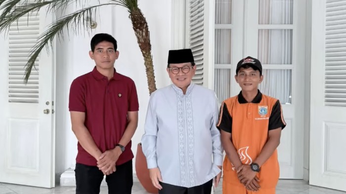 Foto: Viral di media sosial seorang petugas penanganan prasarana dan sarana umum (PPSU) rajin mengunggah before-after hasil kerja. (dok. IG @skil_zona_sia_sia)