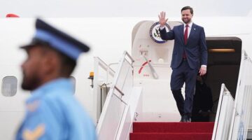 Wapres AS JD Vance saat tiba di Pakistan (Foto: Getty Images/Pool)