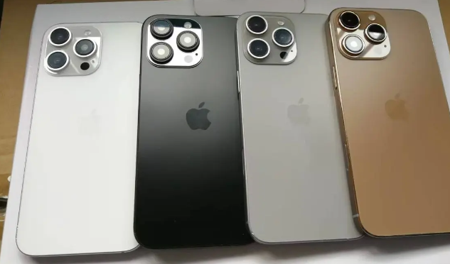 tangan memegang iphone 16 pro max warna titan mengkilap close-up (Foto: Itc)