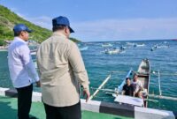 Presiden Prabowo Subianto berbincang dengan nelayan di dermaga Desa Olalo, Gorontalo, Sabtu (9/5/2026). (Dok. Setpres)