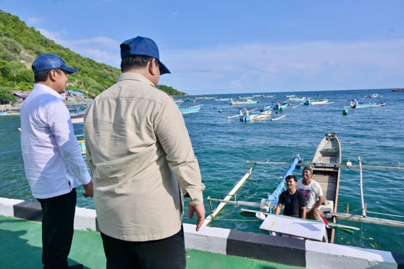 Presiden Prabowo Subianto berbincang dengan nelayan di dermaga Desa Olalo, Gorontalo, Sabtu (9/5/2026). (Dok. Setpres)