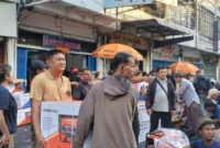 Foto: Sejumlah warga berburu mesin genset akibat pemadaman listrik selama berjam-jam di Kota Medan. (Juita Sinuhaji/detikSumut)