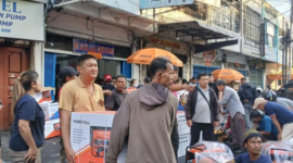 Foto: Sejumlah warga berburu mesin genset akibat pemadaman listrik selama berjam-jam di Kota Medan. (Juita Sinuhaji/detikSumut)