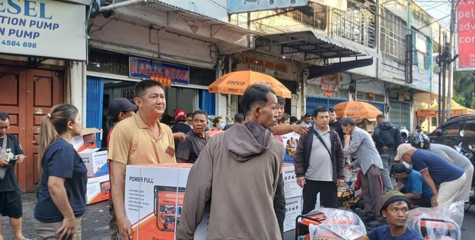 Foto: Sejumlah warga berburu mesin genset akibat pemadaman listrik selama berjam-jam di Kota Medan. (Juita Sinuhaji/detikSumut)