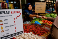 Ilustrasi Pedagang dan pembeli bertransaksi di pasar tradisional Kerinci di tengah kenaikan harga kebutuhan pokok yang memicu inflasi daerah.