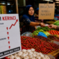 Ilustrasi Pedagang dan pembeli bertransaksi di pasar tradisional Kerinci di tengah kenaikan harga kebutuhan pokok yang memicu inflasi daerah.