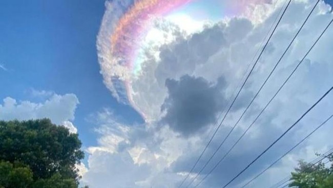 Penampakan awan pelangi di langit Jonggol, Bogor. (Dok. Istimewa via Detikcom)