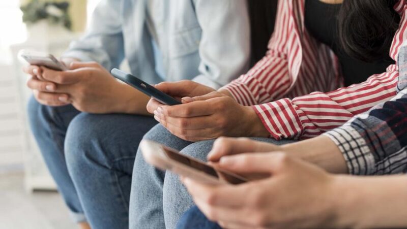 Foto: Ilustrasi orang bermain handphone. (Getty Images/filadendron)