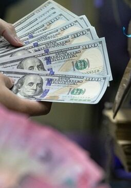 Rupiah Kembali Tertekan, Dibuka Dekati Rp17.900 per Dolar AS