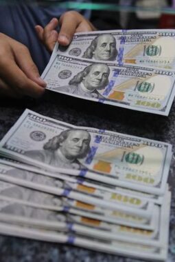 Rupiah Tembus Rekor Terendah, Bank Jual Dolar AS Nyaris Rp17.700