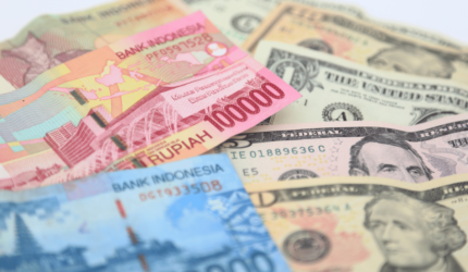 Ilustrasi uang rupiah dan dolar AS yang menggambarkan dampak pelemahan nilai tukar rupiah terhadap pengeluaran masyarakat Indonesia.