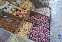 Foto: Harga beberapa sembako di Pasar Minggu, Jakarta Selatan terpantau cenderung normal pada Senin (13/4/2026). (CNBC Indonesia/Chandra Dwi Pranata )