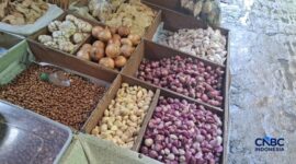 Foto: Harga beberapa sembako di Pasar Minggu, Jakarta Selatan terpantau cenderung normal pada Senin (13/4/2026). (CNBC Indonesia/Chandra Dwi Pranata )