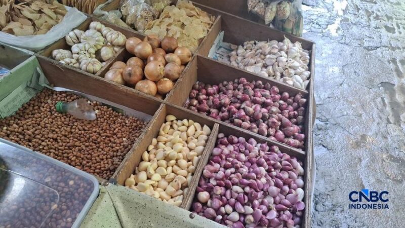 Foto: Harga beberapa sembako di Pasar Minggu, Jakarta Selatan terpantau cenderung normal pada Senin (13/4/2026). (CNBC Indonesia/Chandra Dwi Pranata )