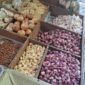 Foto: Harga beberapa sembako di Pasar Minggu, Jakarta Selatan terpantau cenderung normal pada Senin (13/4/2026). (CNBC Indonesia/Chandra Dwi Pranata )